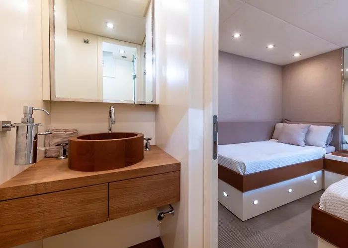 Votre Palace Flottant Sur La Croisette A Cannes