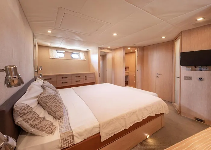 Votre Palace Flottant Sur La Croisette A * Cannes