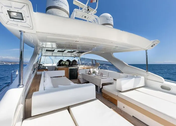 Votre Palace Flottant Sur La Croisette A Cannes