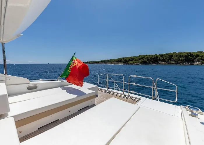 Votre Palace Flottant Sur La Croisette A Cannes