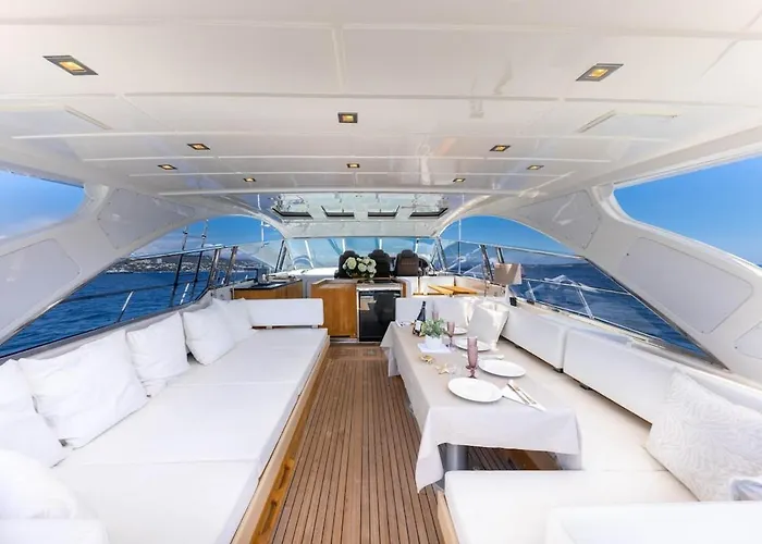 Votre Palace Flottant Sur La Croisette A Cannes